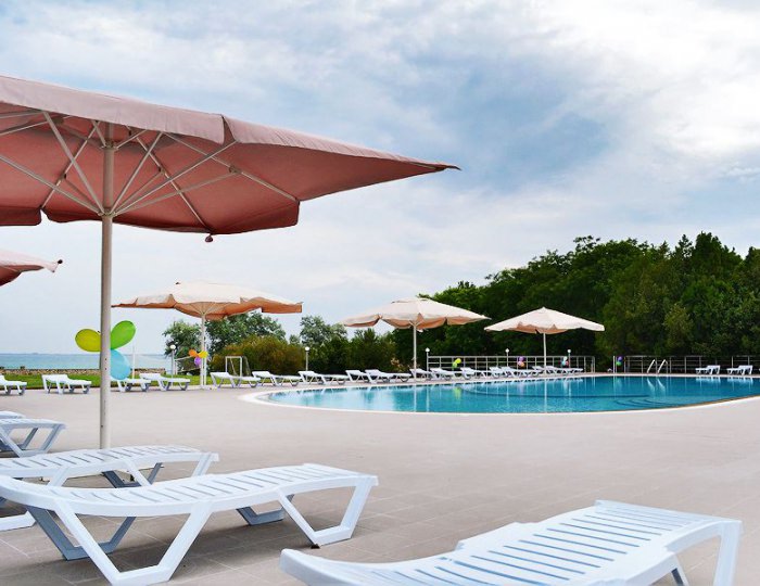 Открытый подогреваемый бассейн - Курортный отель «Таврида мыс Лукулл»